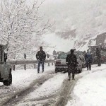مسدود شدن جاده های ییلاقی و برف گیر شدن مسافران در ییلاقات رامسر/ نیروهای امدادی مشغول خدمات دهی هستند
