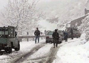 مسدود شدن جاده های ییلاقی و برف گیر شدن مسافران در ییلاقات رامسر/ نیروهای امدادی مشغول خدمات دهی هستند