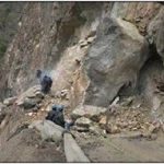 نجات راننده در جاده قدیمی اشکور رامسر بر اثر ریزش کوه