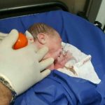نوزاد عجول نکایی در خودرو شخصی پا به دنیا گذاشت