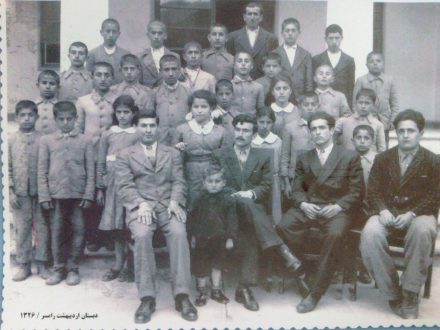 عکسی خاطره انگیز از دانش آموزان دبستان اردیبهشت  رامسر در ۷۰ سال پیش