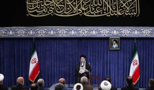 ملت با جهت‌گیری‌های گوناگون سیاسی پای ایران عزیز ایستاد