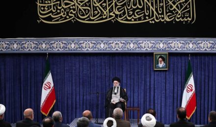 ملت با جهتگیریهای گوناگون سیاسی پای ایران عزیز ایستاد ملت با جهتگیریهای گوناگون سیاسی پای ایران عزیز ایستاد